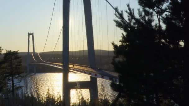 Автомобиль Проезжающий Мосту Солнечный Вечер Хога Кустен Вастерноррланд Швеция — стоковое видео
