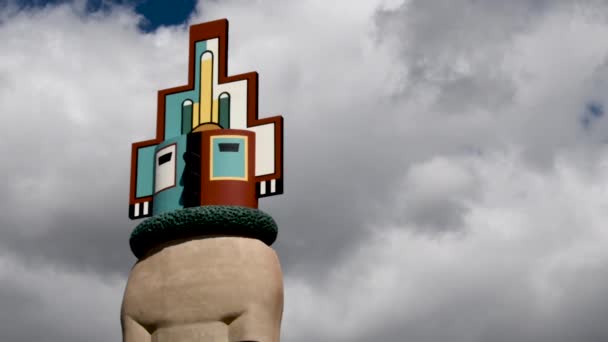 トントンヒルズの上に世界一高いカチナスタンドの時計の頭の近くに ケアフリーAz — ストック動画