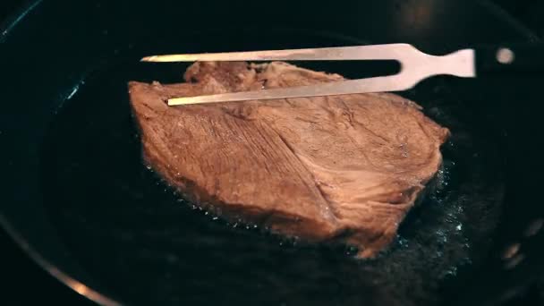 Жареное Мясо Масле Сковороде Переворачиваю Мясо Крупный План — стоковое видео