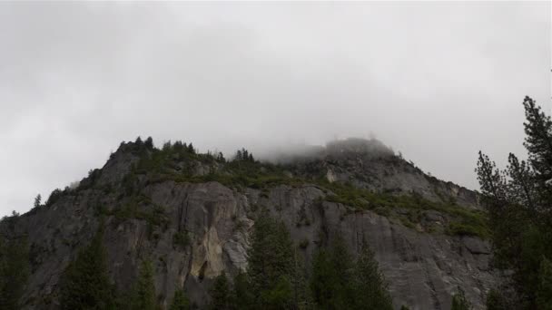 Bergwand Yosemite Valley Einem Bewölkten Tag — Stockvideo