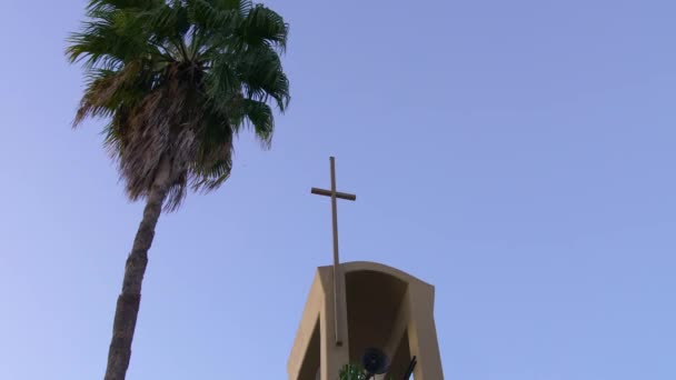 Campanario Con Árbol Lado Disparo Desde Ángulo Bajo — Vídeos de Stock