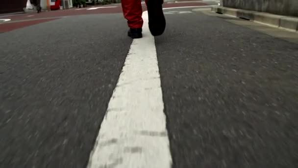 Hinter Einem Mann Herlaufend Die Straße Entlang — Stockvideo