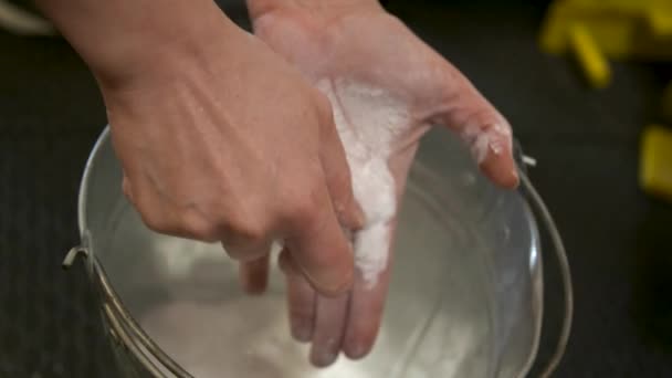 Homem Cobrir Mão Com Giz Movimento Lento — Vídeo de Stock
