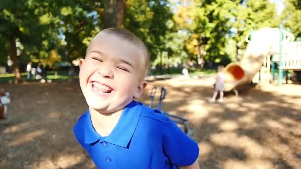 Złośliwy Blondyn Niebieskiej Koszuli Śmiejący Się Słońcu Parku — Wideo stockowe