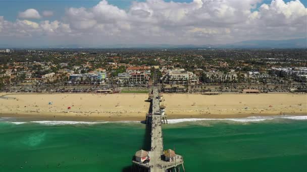 Drone Footage Flying Huntington Beach Pier — Vídeo de Stock