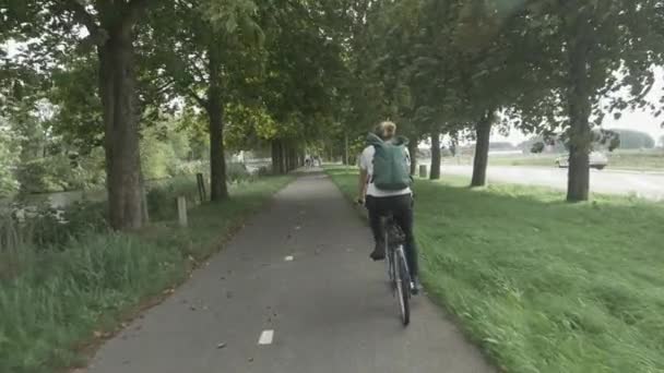 Slow Motion Footage Bicyclist Wearing Green Backpack Riding Road Dutch — Vídeo de Stock