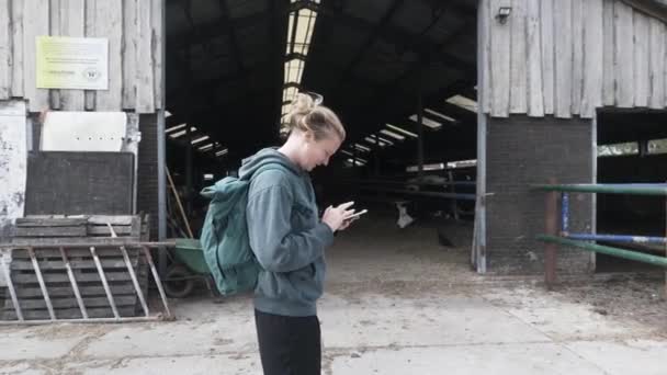 Молодая Женщина Смотрит Свой Телефон Органической Молочной Ферме — стоковое видео