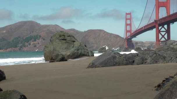 Panning View Golden Gate Bridge Marshell Beach — Stock video