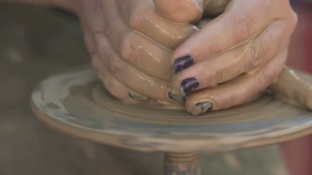 Mujer Haciendo Cerámica Rueda — Vídeos de Stock