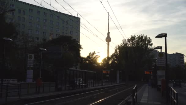 Żółty Tramwaj Berlin Przybywa Dworzec Kolejowy Wieżą Telewizyjną Zachodzie Słońca — Wideo stockowe