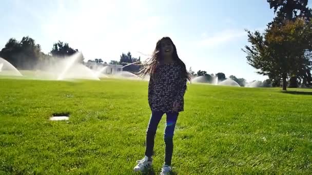 Одинадцятирічна Дівчинка Довгим Коричневим Волоссям Бігає Крутиться Полі Наповненому Спринклерами — стокове відео