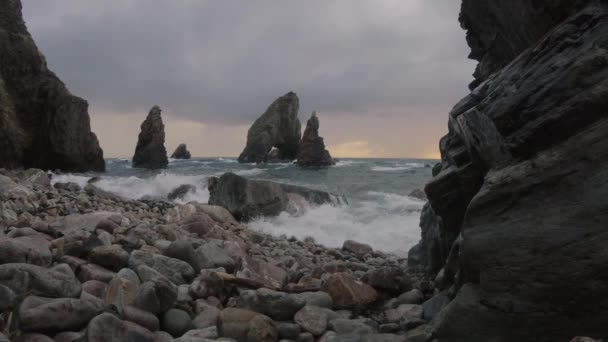 Голова Крохі Донегал Ірландія Хвилі Океану Скелях Під Час Заходу — стокове відео