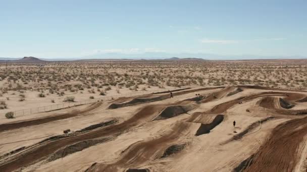 Αεροφωτογραφία Των Αναβατών Ποδήλατο Βρωμιά Άλμα Πάνω Από Ράμπες Mojave — Αρχείο Βίντεο
