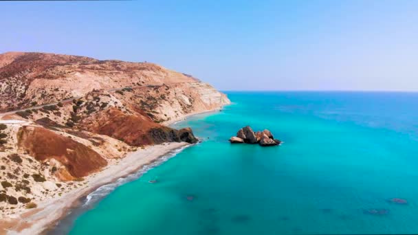 Aerial View Aphrodite Rock Camera Pulls Away Beach Coastline Beautiful — Stok video