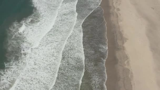 Aerial Deep Blue Waves Crashing Pacific Coast Half Moon Bay — Stock video