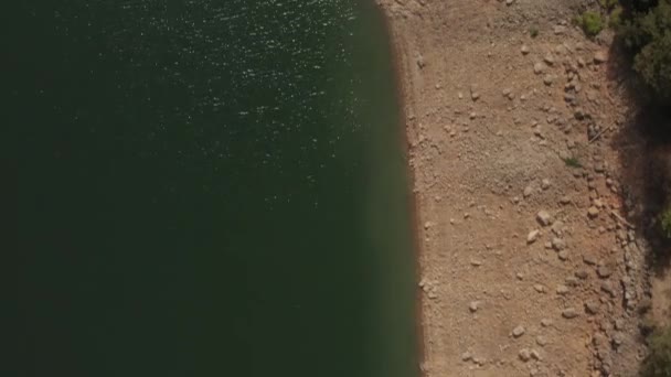 从空中俯瞰沙斯塔湖 俯瞰干旱期间北加州的海岸和低水位 — 图库视频影像