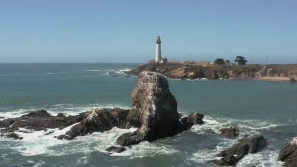 Aerial Pigeon Point Lighthouse Voando Sobre Rochas Pacific Coast Highway — Vídeo de Stock