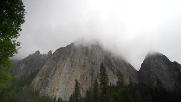 Menatap Wajah Gunung Atas Awan Yosemite Valley — Stok Video