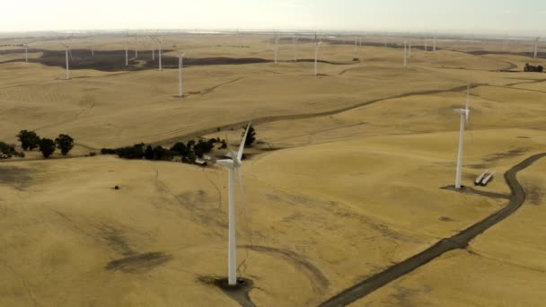 Aerial Shot Windmills Lush Green Field Montezuma Hills — Vídeo de stock