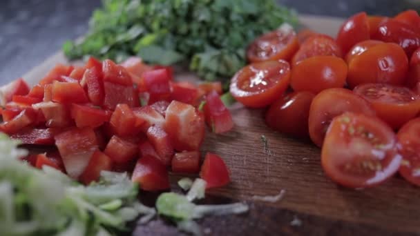 Langzame Pan Links Naar Rechts Van Gehakte Rode Paprika Tomaten — Stockvideo