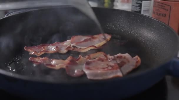 Bits Bacon Cooking Frying Pan Slider Shot Close — Vídeo de stock