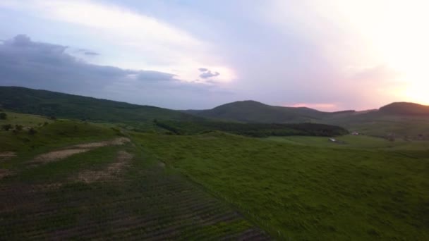 Letecký Pohled Široké Údolí Zatímco Slunce Zapadá Horami Pozadí Transylvánie — Stock video