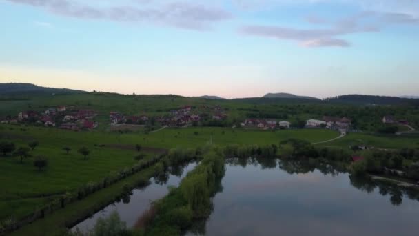 Aerial Moving While Tilting Slowly Wide Shot Fishing Resort Town — Vídeo de Stock