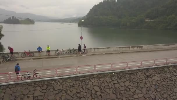 Aerial View Orbit Style Group Cyclists Standing Dam Colibita Lake — Stock video