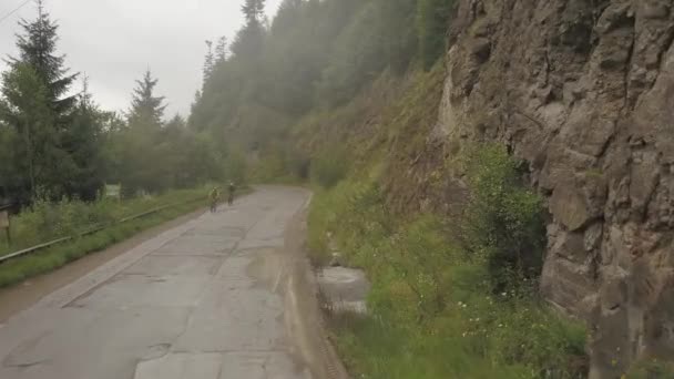 Aerial View Couple Bikers Peddling Misty Road Colbita Romania Tura — Stok video