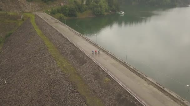 Aerial View Three Bicyclist Biking Dam Colibita Lake Romania Tura — Vídeo de Stock