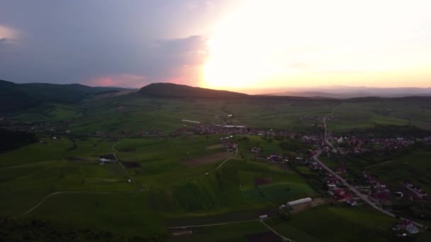 Wide Aerial Shot Great Sunset Wide Fields Green Meadows Downside — ストック動画