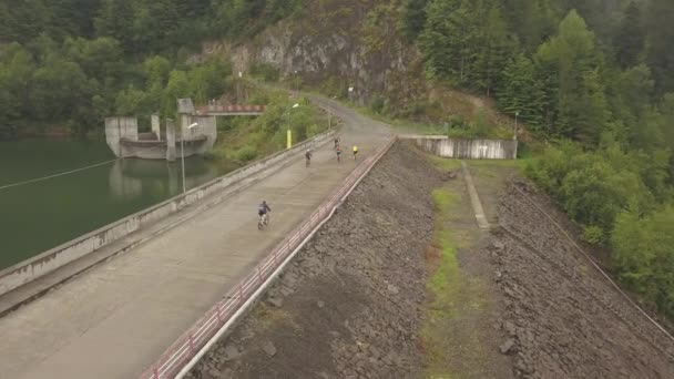 Aerial View Group Bicyclist Biking Dam Colibita Lake Romania Tura — Vídeo de Stock