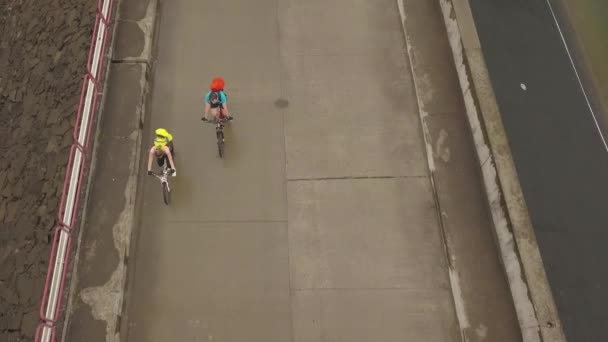 Aerial Top View Two Cyclist Peddling Dam Colibita Dam Romania — Vídeo de Stock