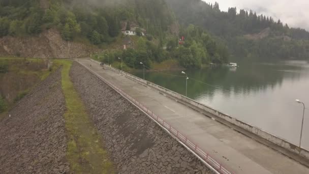 Aerial View Dam Colibita Lake Tura Copaci Bike Race — Vídeo de Stock