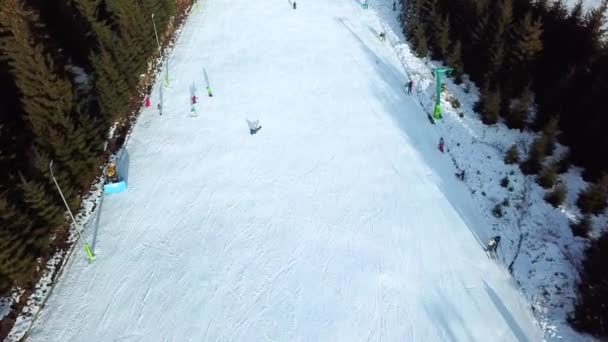 Vista Aérea Snowboarder Cayendo Levantándose Continuando Snowboard Cuesta Abajo Topolita — Vídeos de Stock