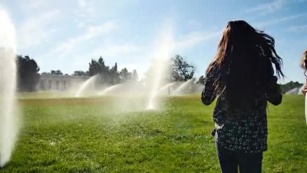 Flickor Spelar Stadspark Fylld Med Sprinklers — Stockvideo