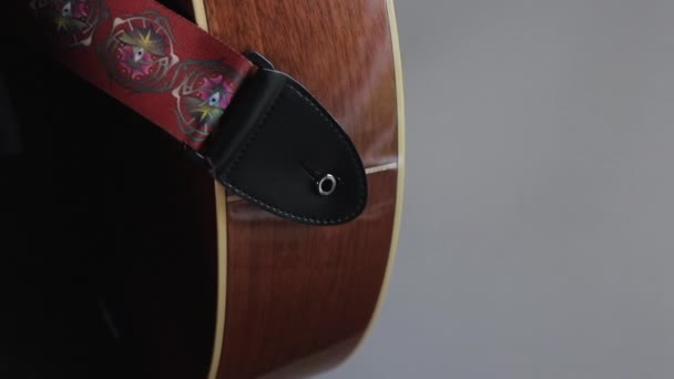 Mujer Enchufando Plomo Guitarra Guitarra Electroacústica Cerca — Vídeo de stock