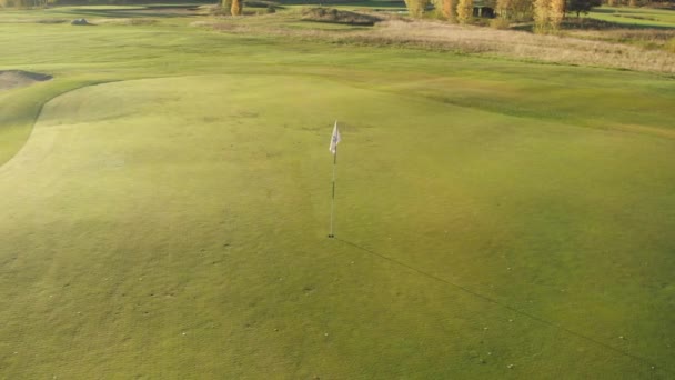 Moving Green Beautiful Golf Course White Flag Next Sand Bunker — Stock videók