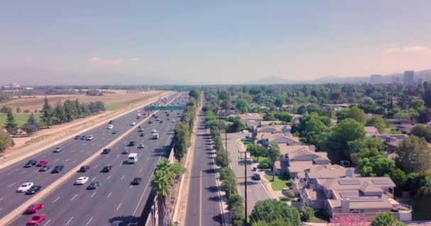 Traffic Freeway Headed Encino California Green Trees Surround Motor Way — Wideo stockowe