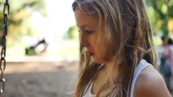 Κοντινό Πλάνο Του Ξανθού Κοριτσιού Καθώς Ακούει Παιδική Χαρά Συνομιλία — Αρχείο Βίντεο
