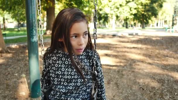 Δημοτικό Κορίτσι Μακριά Καστανά Μαλλιά Έχει Σοβαρή Συζήτηση Κάποιον Έξω — Αρχείο Βίντεο