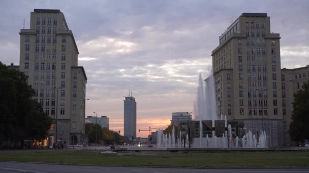 Чудовий Захід Сонця Оранжевими Тонами Східному Берліні Фонтаном Води — стокове відео