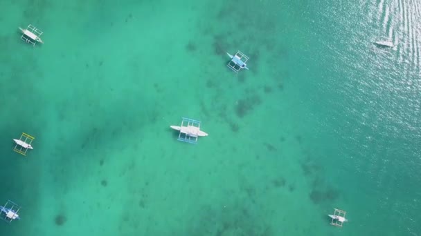 Aerial Tracking Shot Turquoise Waters Traditional Filipino Bangka Boats Nido — ストック動画