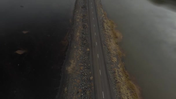 Upward Panning Aerial Shot Stunning Road Iceland — Vídeos de Stock
