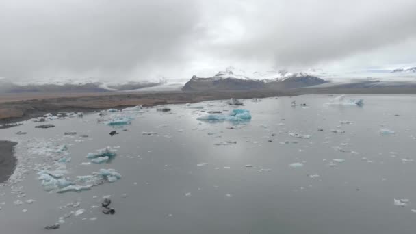 Wide Shot Flyover Glacial Lagoon — Stockvideo