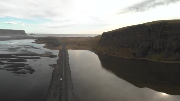 Panning Aerial Shot Stunning Icelandic Coastline — Vídeo de Stock