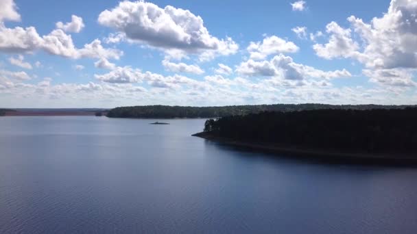 Блакитне Озеро Опівдні Пізнього Літа — стокове відео
