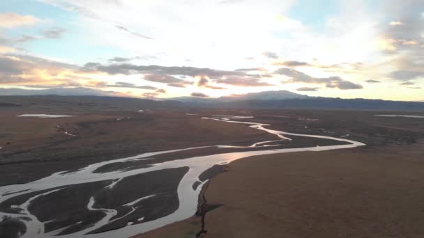 Wide Panning Shot Sunrise Icelandic River — Vídeos de Stock