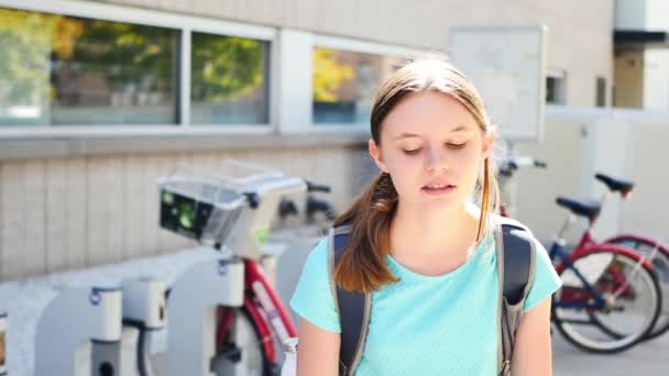 Portrait Irritated Fifteen Year Old Girl City Bikes — Stockvideo