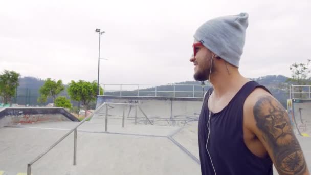 Young Boy Using Skate Board Street Park — ストック動画